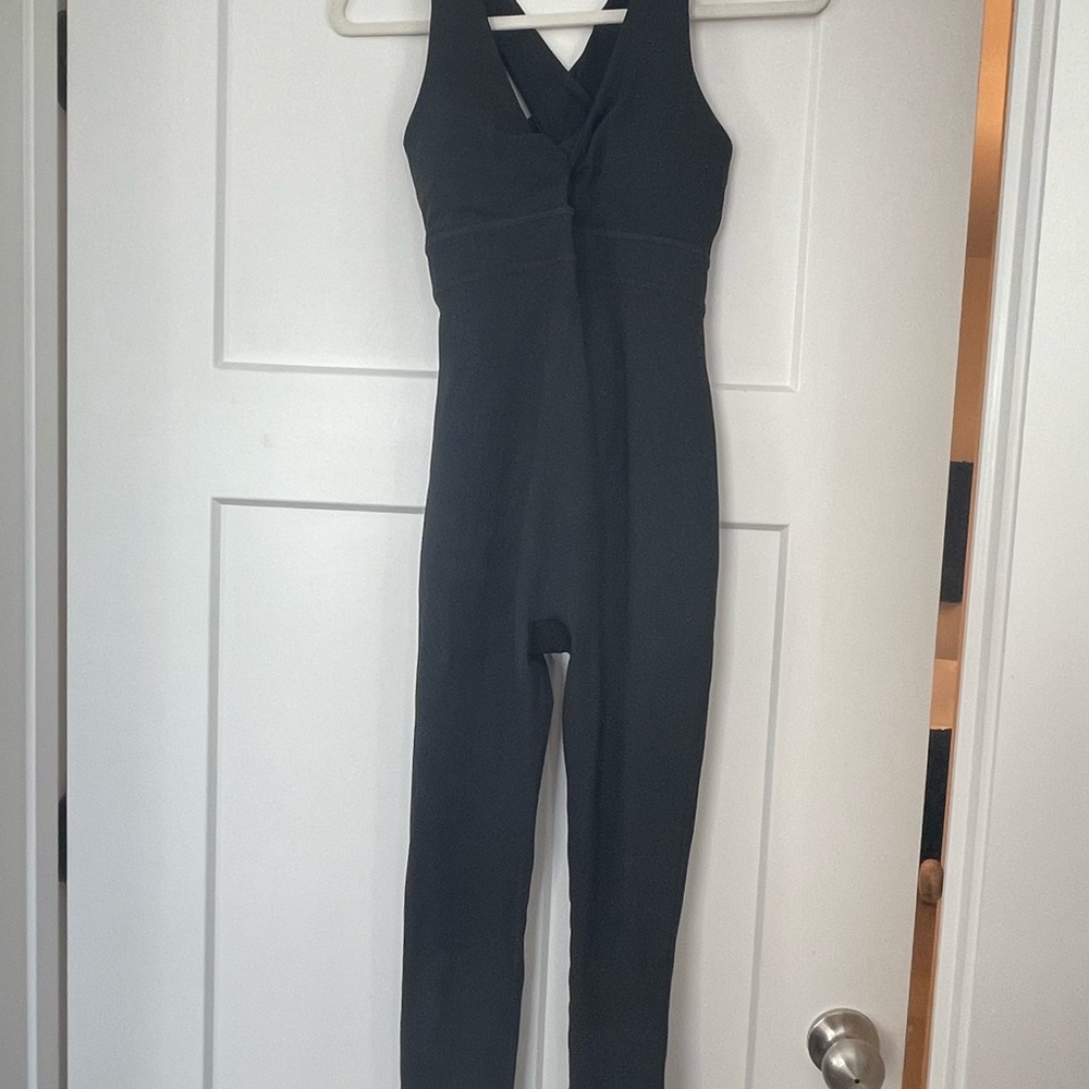 NWT Fabletics Twist Front Oasis Jumpsuit Black Workout One Piece - Picture 3 of 7